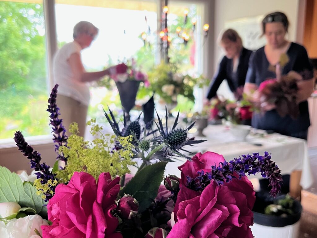 Kreativ rworkshop med rosor och perenner hos Känn trädgården